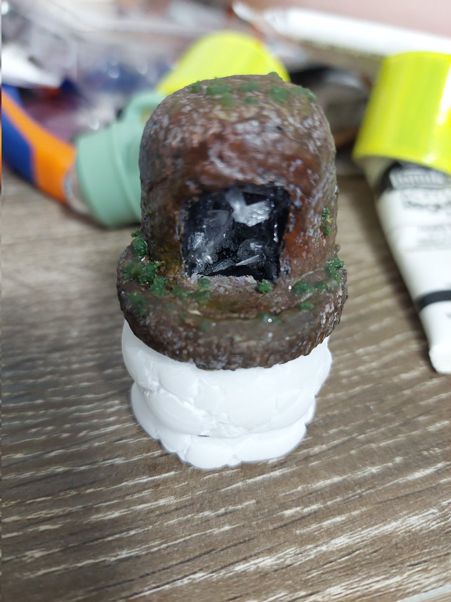 kaku_densen's tweet photo. 今、ミニチュアの晶洞を作っています。

LEDライトで光ります。

土台?の部分がイマイチ決まらない… https://t.co/d8hqRrQQsC