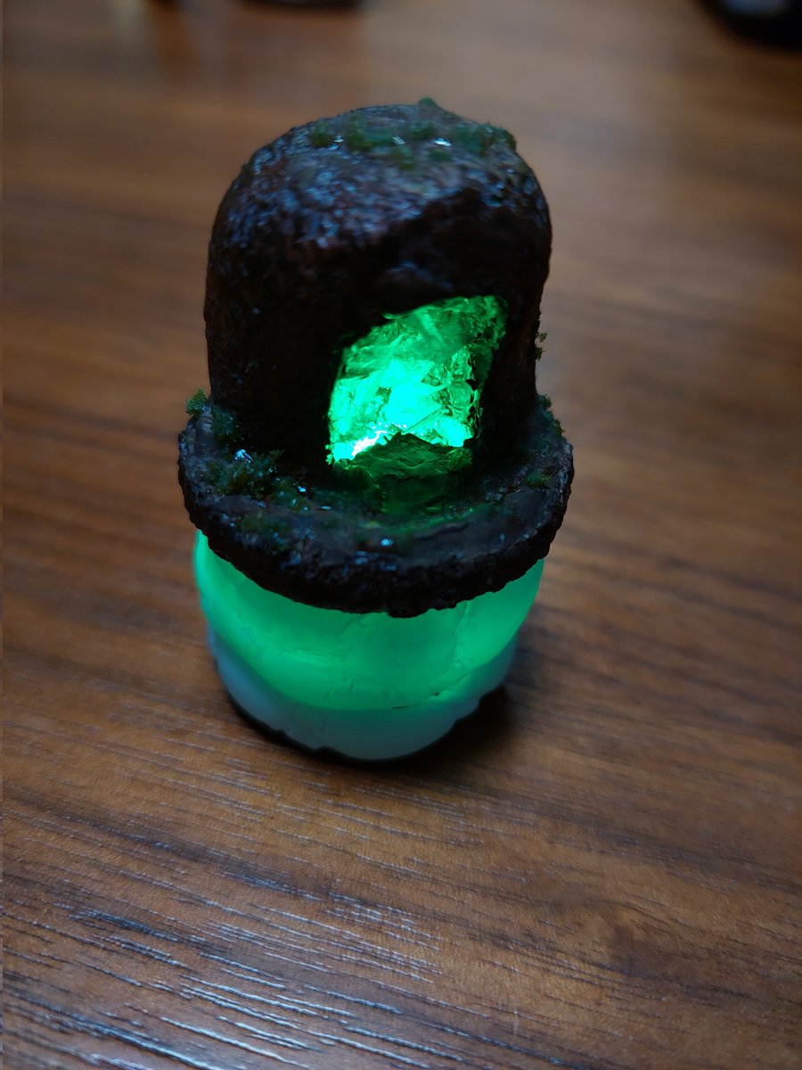 kaku_densen's tweet photo. 今、ミニチュアの晶洞を作っています。

LEDライトで光ります。

土台?の部分がイマイチ決まらない… https://t.co/d8hqRrQQsC