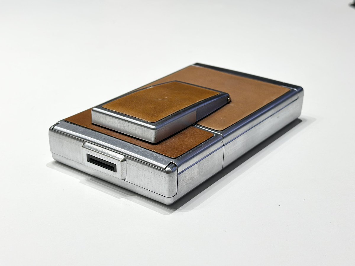 1posi's tweet image. 「ローカリズム♪」鎌倉・江ノ島編のオープニングで優くんを撮った昔風な写真の仕上がりになるカメラはコレです！
53年前に製造されたinstagramの元祖POLAROID SX-70
#ローカリズム 
#高橋優 
#ポラ