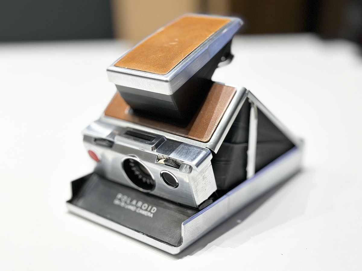 1posi's tweet image. 「ローカリズム♪」鎌倉・江ノ島編のオープニングで優くんを撮った昔風な写真の仕上がりになるカメラはコレです！
53年前に製造されたinstagramの元祖POLAROID SX-70
#ローカリズム 
#高橋優 
#ポラ