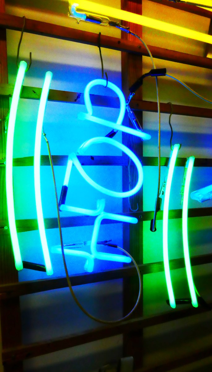 FleuryEnseignes's tweet image. Et la lumière fût !

Après la modélisation du néon, il est temps de le tester.

#fleuryenseignes #neon #fabrication #atelier