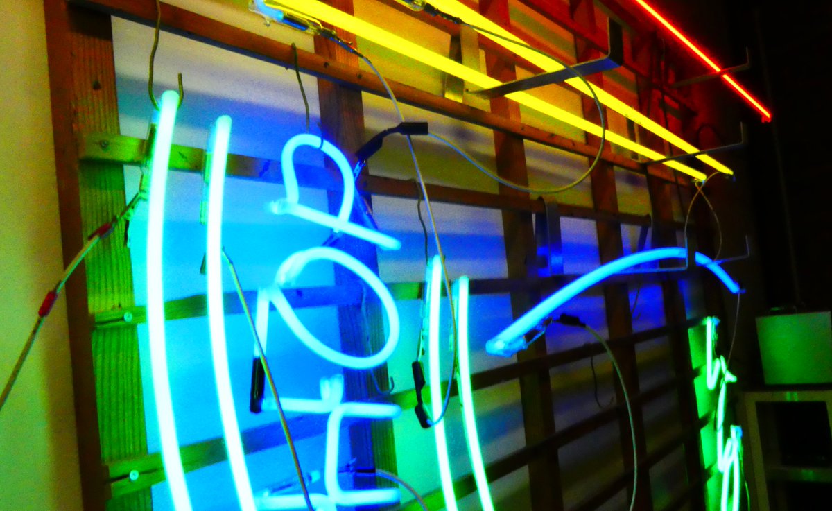 FleuryEnseignes's tweet image. Et la lumière fût !

Après la modélisation du néon, il est temps de le tester.

#fleuryenseignes #neon #fabrication #atelier