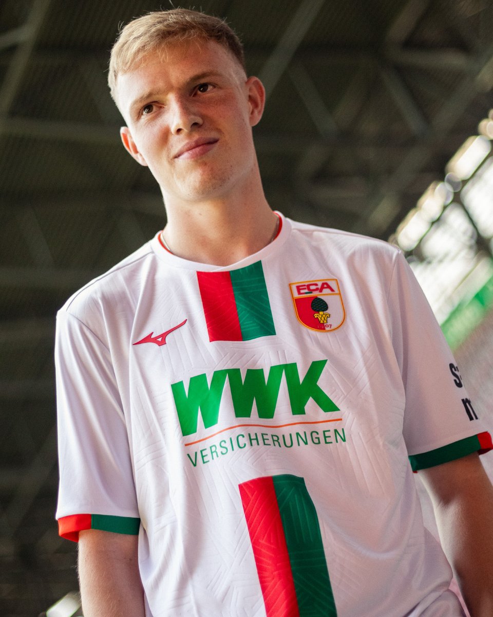 FCAugsburg's tweet photo. Dürfen wir vorstellen: Tim im Traditionsstreifen-Trikot! 😍 #ServusTim 

👉 Die neuen Trikots sind übrigens auch schon online erhältlich: https://t.co/10ma5l6NqW https://t.co/kqkB4GzrB7