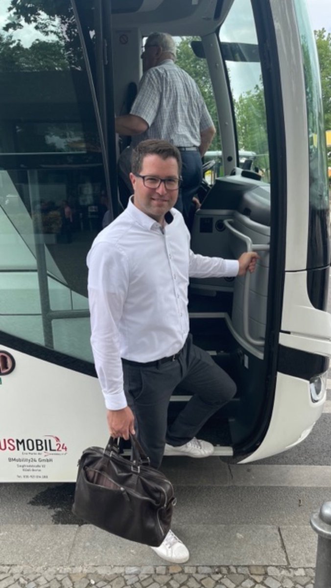BjoernSimon's tweet photo. Seit gestern ist eine Gruppe von 50 Ehrenämtlern aus @Stadt_OF und @KVOffenbach auf meine Einladung zu Gast in Berlin. Vielen Dank an die #Dietzenbach|er Tafel, die Kroatische Gemeinschaft #NeuIsenburg und das #Fanmuseum von @OFC_offiziell für den Besuch heute im @Bundestag. https://t.co/PZm8ARKQN8