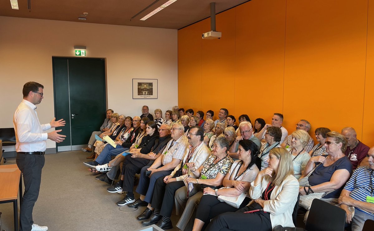 BjoernSimon's tweet photo. Seit gestern ist eine Gruppe von 50 Ehrenämtlern aus @Stadt_OF und @KVOffenbach auf meine Einladung zu Gast in Berlin. Vielen Dank an die #Dietzenbach|er Tafel, die Kroatische Gemeinschaft #NeuIsenburg und das #Fanmuseum von @OFC_offiziell für den Besuch heute im @Bundestag. https://t.co/PZm8ARKQN8