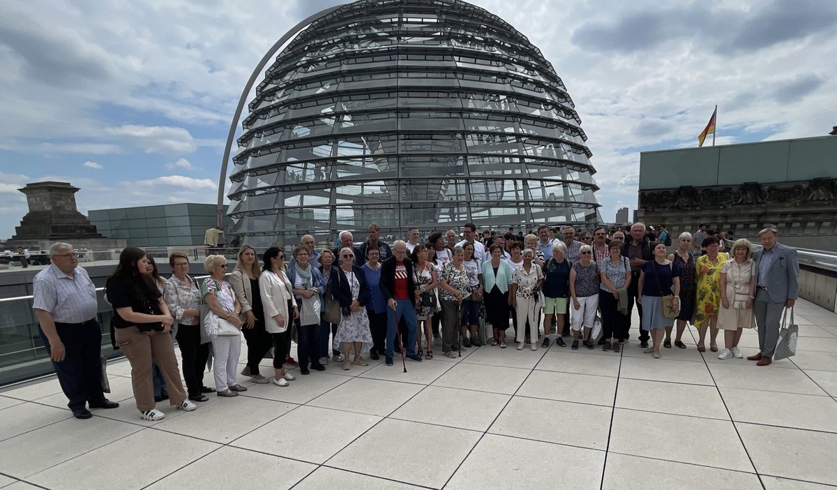 BjoernSimon's tweet photo. Seit gestern ist eine Gruppe von 50 Ehrenämtlern aus @Stadt_OF und @KVOffenbach auf meine Einladung zu Gast in Berlin. Vielen Dank an die #Dietzenbach|er Tafel, die Kroatische Gemeinschaft #NeuIsenburg und das #Fanmuseum von @OFC_offiziell für den Besuch heute im @Bundestag. https://t.co/PZm8ARKQN8