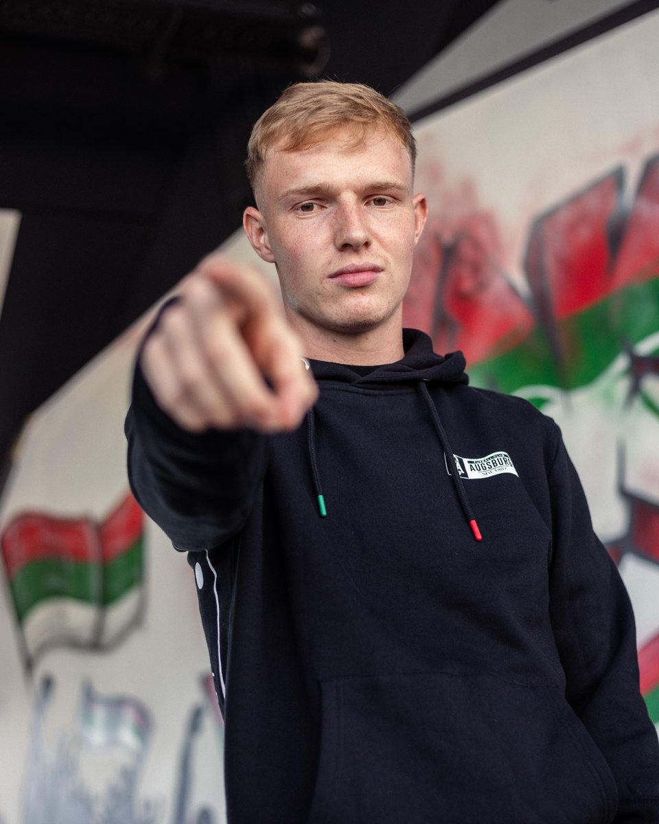 FCAugsburg's tweet photo. Neue Trikots, neuer Spieler! Der #FCA schnappt sich Tim #Breithaupt, der deutsche U20-Nationalspieler kommt vom @KarlsruherSC und erhält einen  langfristigen Vertrag bis zum 30. Juni 2028. Willkommen in Augsburg!  👏#ServusTim https://t.co/5Kqh0IvLIm