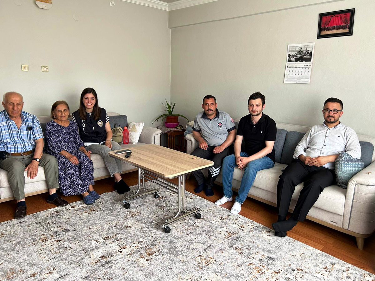 SinopKYGM's tweet photo. Boyabat Yurtlu öğrencilerimizle birlikte manevi danışmanımız ve Emniyet Müdürlüğü ekipleri nezaretinde İlçemizde ikamet eden Şehit Erdoğan Akkuş’un ailesine ziyarette bulunduk. Şehit ailemizin bayramını kutladık.
#GSBYurtları https://t.co/pRkByPsPGz