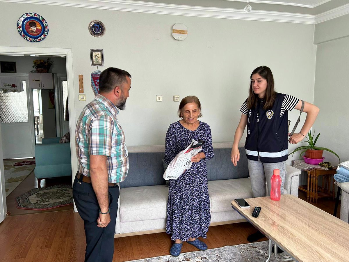SinopKYGM's tweet photo. Boyabat Yurtlu öğrencilerimizle birlikte manevi danışmanımız ve Emniyet Müdürlüğü ekipleri nezaretinde İlçemizde ikamet eden Şehit Erdoğan Akkuş’un ailesine ziyarette bulunduk. Şehit ailemizin bayramını kutladık.
#GSBYurtları https://t.co/pRkByPsPGz