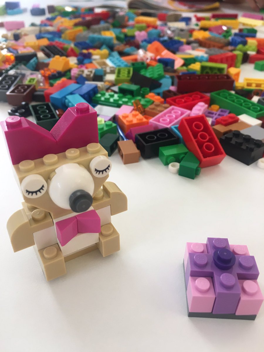 110bisLimoges's tweet photo. [#RESPIR] Double atelier #MERCREDIDU110 au #110bis @aclimoges animé par @recreasciences : axidraw, traceur capable d’écrire ou de dessiner, pour les adultes, dessins de formes et jeu de LEGO pour les enfants.
#innovationpeda https://t.co/PDfE47MNho