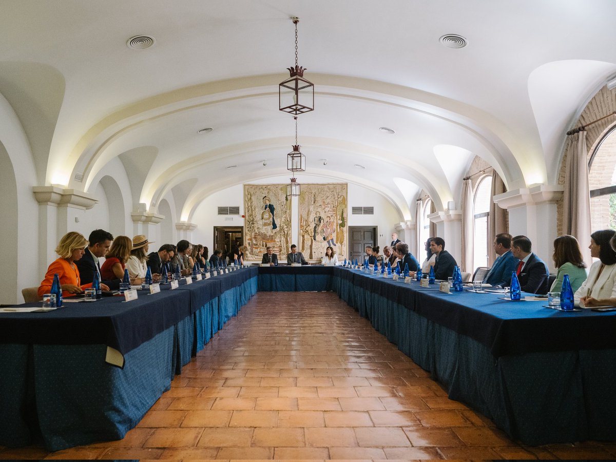 minturgob's tweet image. ⛲️ Hoy nos hemos reunido en el @paradores de Chinchón.

📢 Anunciar el Foro de Alto Nivel de #Turismo

🎯 Sentar las bases de un sector del siglo XXI, orientado a estrategias innovadoras y sostenibles.