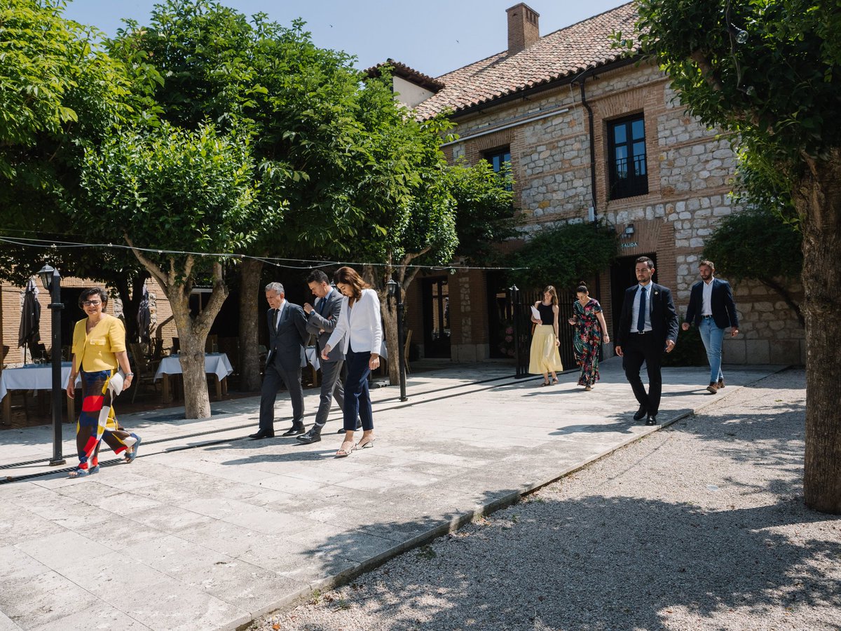 minturgob's tweet image. ⛲️ Hoy nos hemos reunido en el @paradores de Chinchón.

📢 Anunciar el Foro de Alto Nivel de #Turismo

🎯 Sentar las bases de un sector del siglo XXI, orientado a estrategias innovadoras y sostenibles.