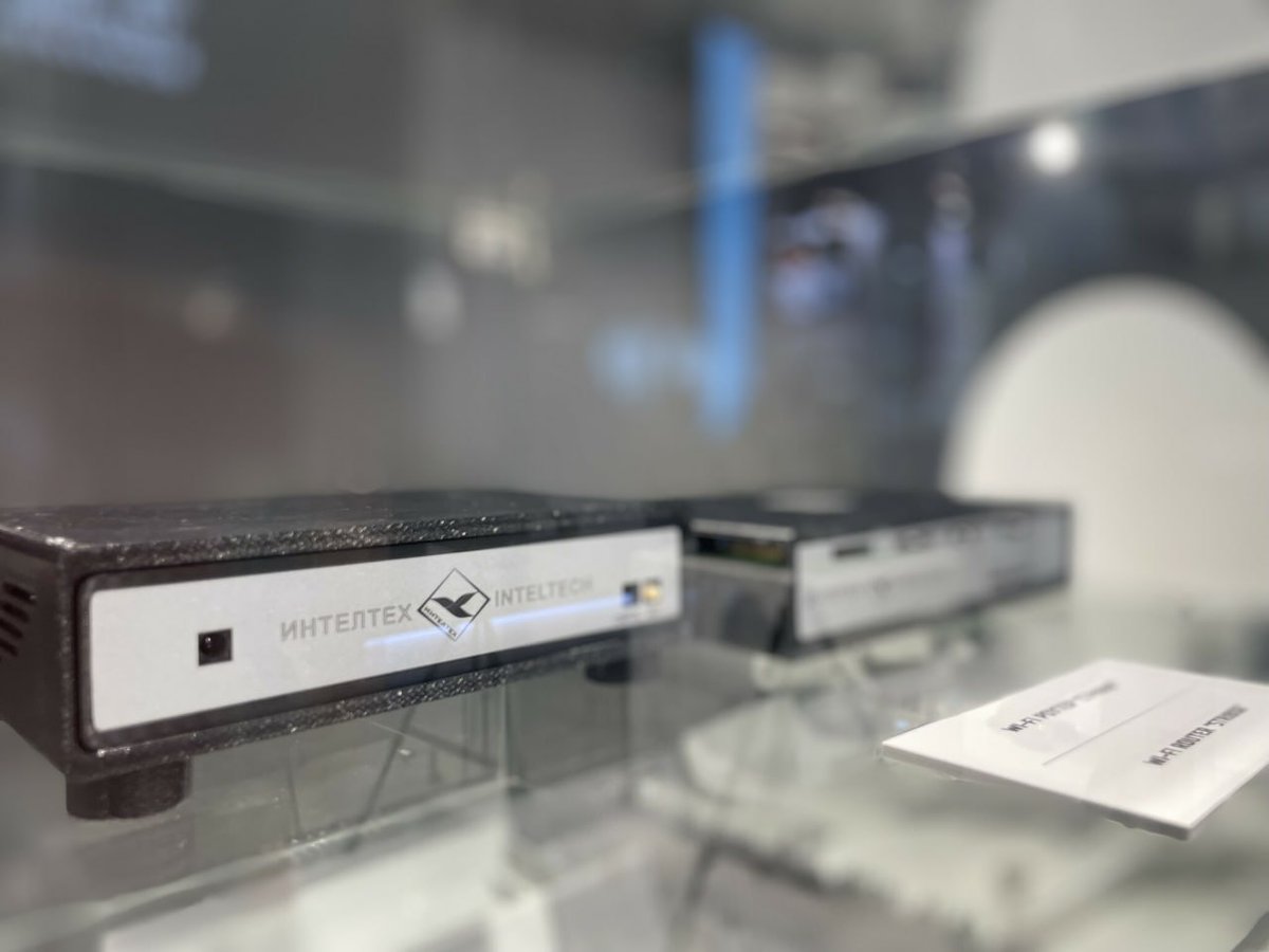 Холдинг Росэлекторника представил линейку роутеров Стрибог. Одни из роутеров по своему функционалу скорее представляет из себя миникомпьютер, а благодаря ик-порту его можно использовать в качестве ТВ-приставки. Другой способен поддерживать до 8 сим-карт одновременно