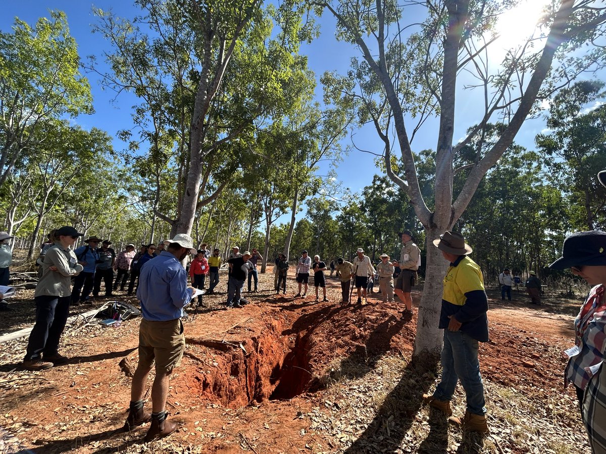 Dr Richard Doyle @UTAS_ @SoilCRC sharing soil knowledge and facilitating soils discussion 👏 @SoilScienceAust tour #itstartswithsoil #soil #soilresearch #notdirt