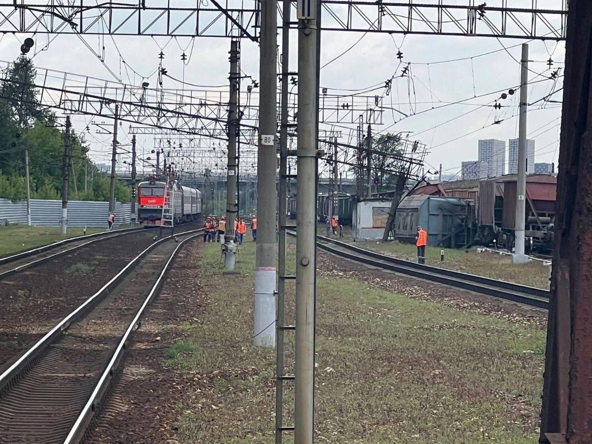 6 wagons with cement derailed station in Moscow 👀🚉