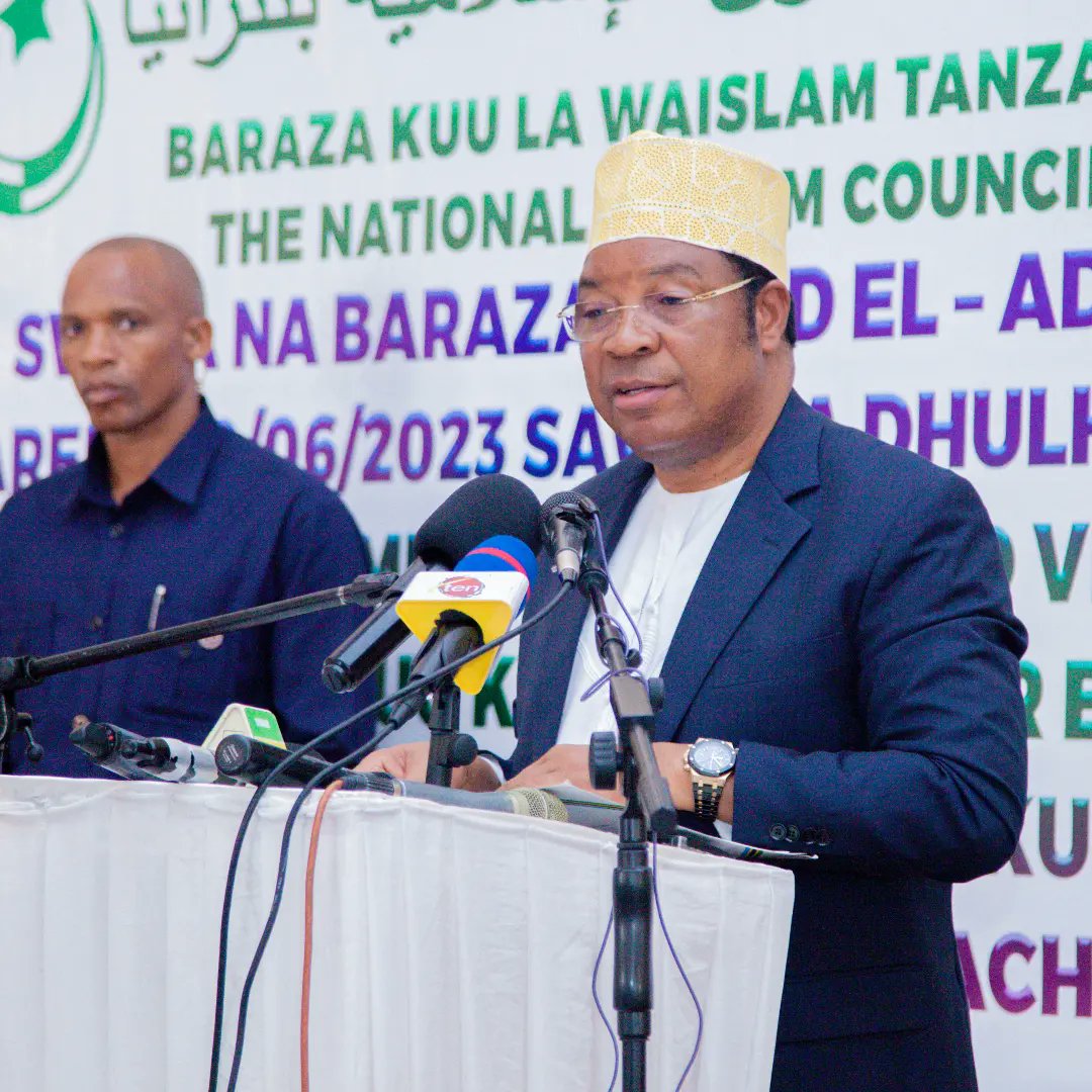 pichadunia's tweet photo. Waziri Mkuu wa Tanzania Kassim Majaliwa akihutubia Baraza la Eid Al Adha 2023 ambalo kitaifa limefanyika mapema hii leo mara baada ya kumalizika kwa swala ya Eid Al Adha katika Msikiti wa Mohammed VI Kinondoni, Dar es Salaam. 

📸 na @pichadunia https://t.co/64XuefdMiO