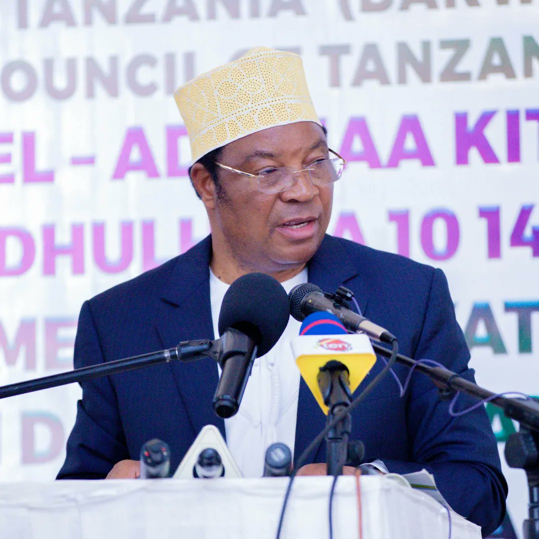 pichadunia's tweet photo. Waziri Mkuu wa Tanzania Kassim Majaliwa akihutubia Baraza la Eid Al Adha 2023 ambalo kitaifa limefanyika mapema hii leo mara baada ya kumalizika kwa swala ya Eid Al Adha katika Msikiti wa Mohammed VI Kinondoni, Dar es Salaam. 

📸 na @pichadunia https://t.co/64XuefdMiO
