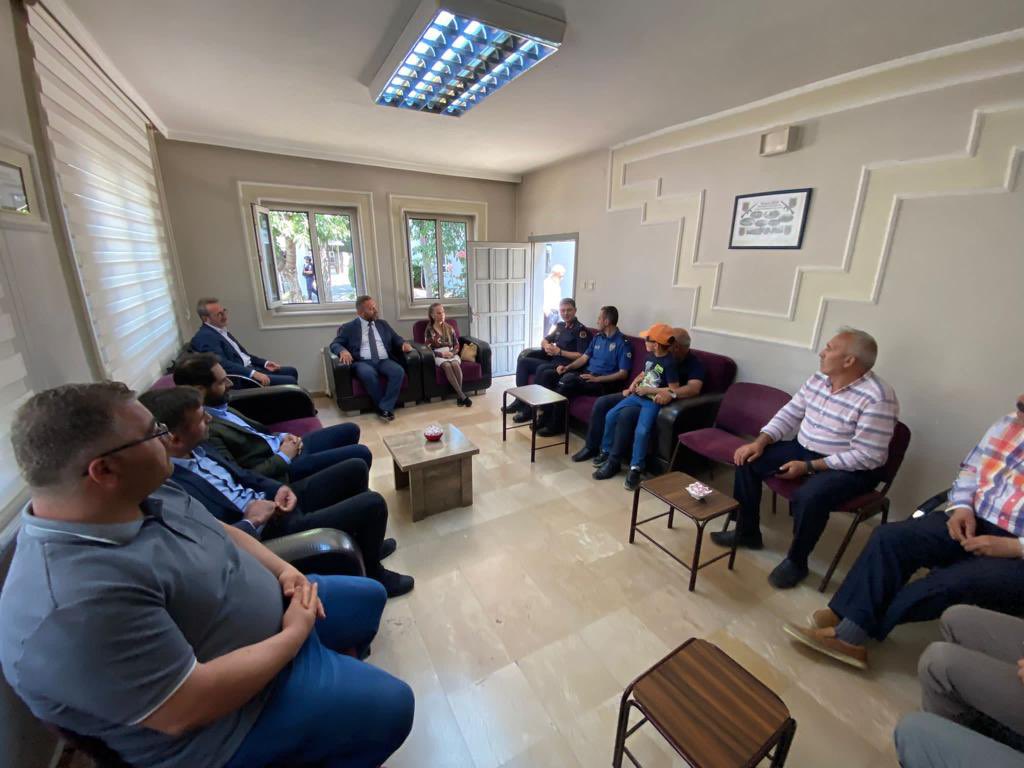 faikzcan9's tweet photo. Bir bayrama daha kavuşmanın mutluluğunu yaşıyoruz. 😊

İlçe protokolümüz ve hemşehrilerimiz ile birlikte ilçemizde düzenlenen bayramlaşma programına katıldık. 🙋‍♂️

Rabbim birlik ve beraberlik içinde yenilerine erişmeyi nasip eylesin. 🇹🇷 https://t.co/dehnEL8ysh