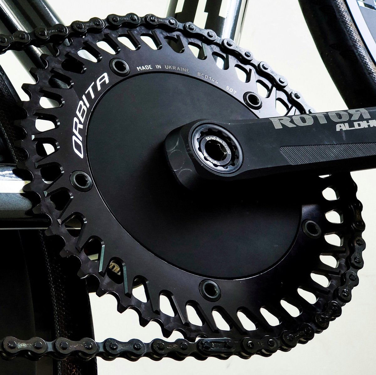 hadi_nor's tweet image. Selama pakai chainring Rotor ni, aku ingat 48T. Tukar la chainring Orbita 50T, tapi tak rasa seksa pun, sama je feel dia? Patutnya rasa lebih berat sebab naik 2 teeth.

Rupanya Rotor ni 50T.
Arhhhhh apa fangsyen tukar kalau gitu!

#fixedgear #rotor #orbita