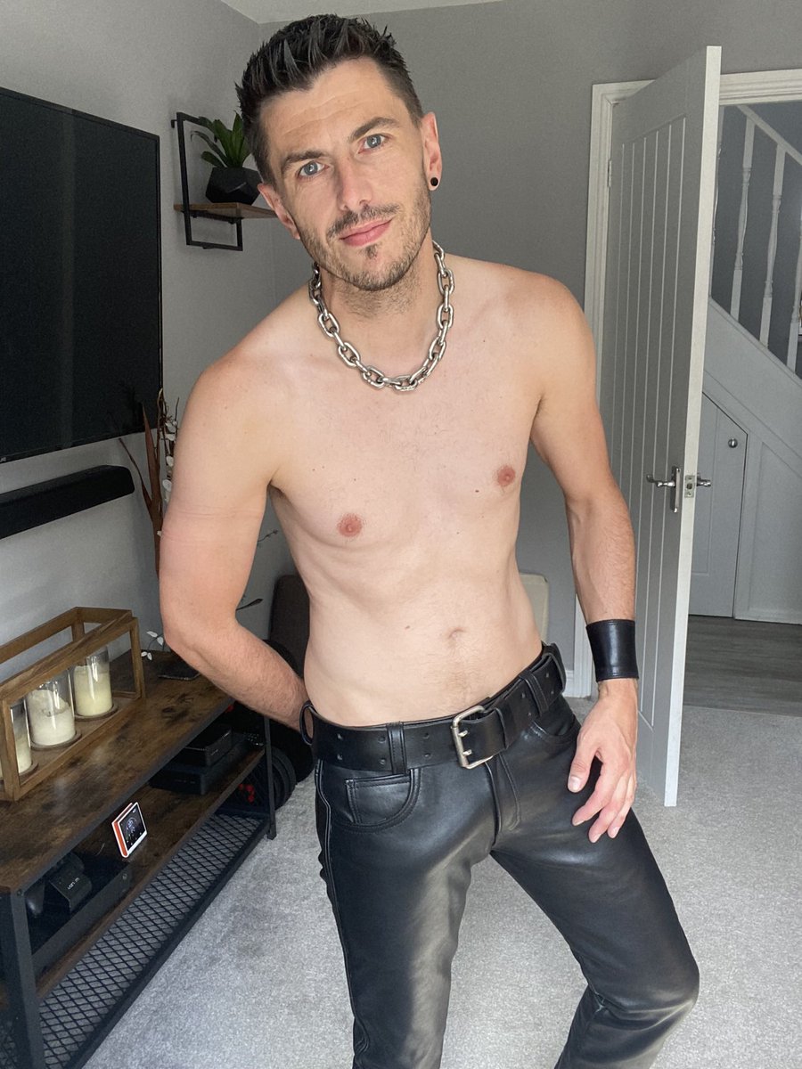 RT if you wanna do some exploring 👅

#gayleather #leather #leatherman