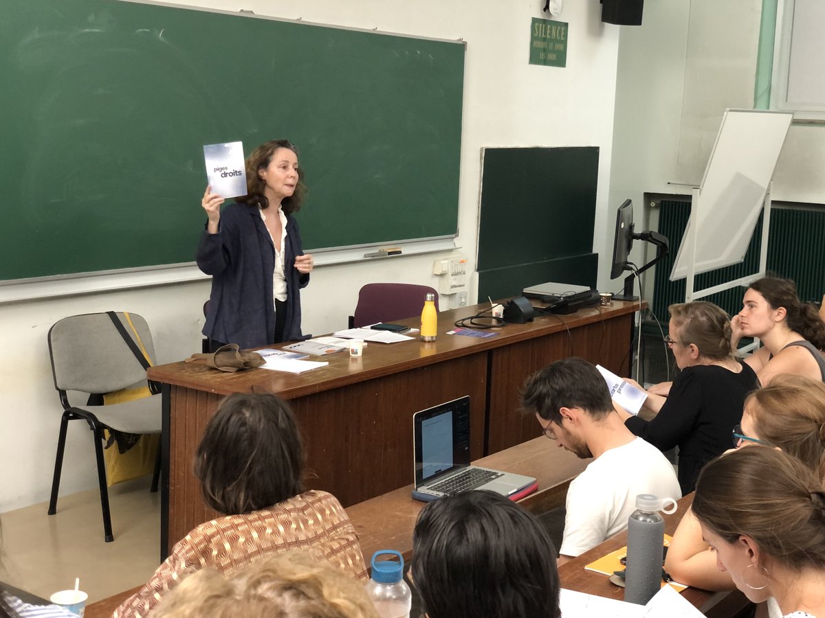 Le guide de la pige "Des piges et des droits" présenté et distribué aux #48hdelapige. Réalisé par l'intersyndicale, <a href="/pigist/">Profession : Pigiste</a> et la Conférence des Ecoles de Journalisme dans le cadre des #EGFEJJ, soutenus par le <a href="/MinistereCC/">Ministère de la Culture 🇫🇷</a>. Et disponible en ligne, ici : cej.education/ressources/