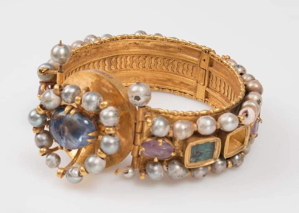 Byzantine Jeweled Bracelet (500–700 CE), from Constantinople. 

Medium: Gold, silver, pearl, amethyst, sapphire, opal, glass, quartz, emerald plasma.

Dimensions: Overall: (3.7 x 8.2 cm), Strap: (2.4 x 20 cm), 
Bezel: (3.4 cm).

MET Museum

#archaeohistories