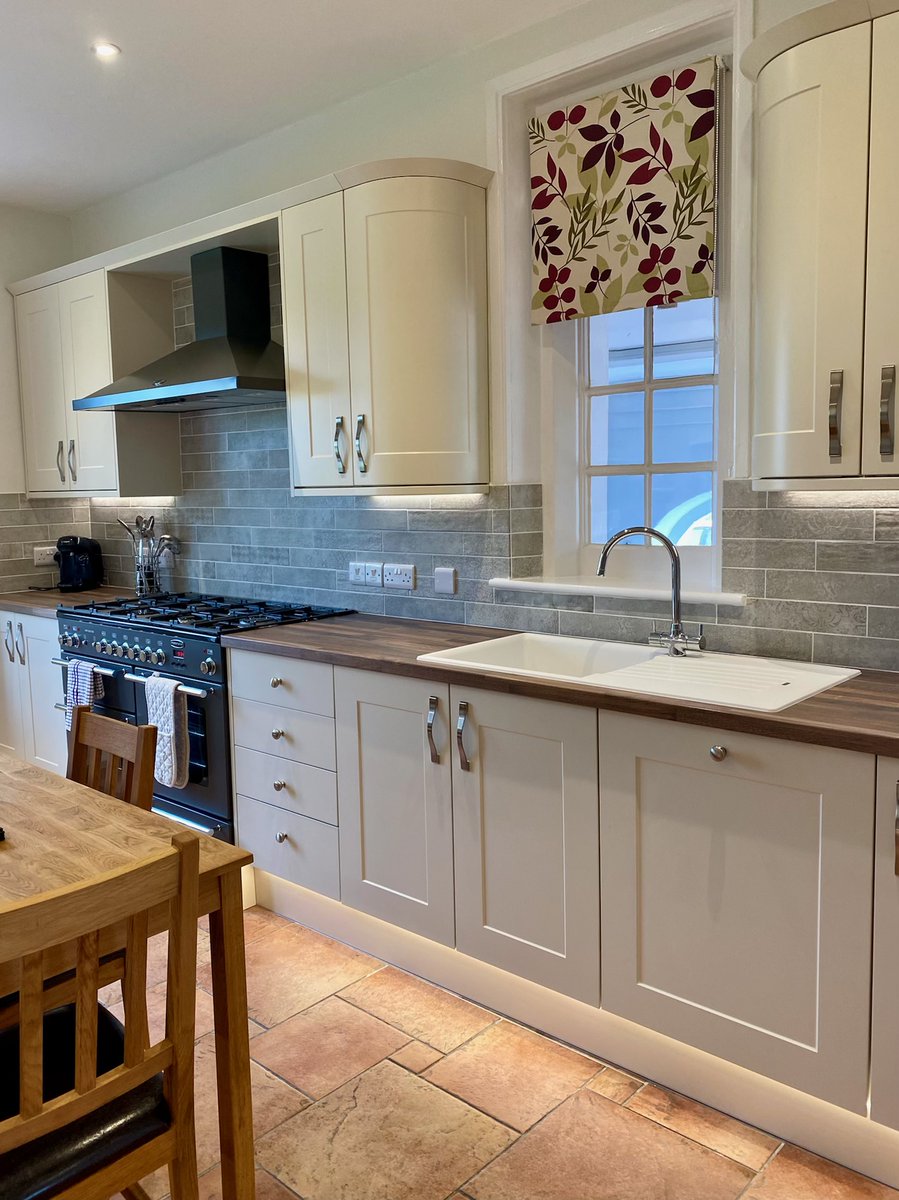 MoretonsBredon's tweet photo. Summer holidays are just around the corner! We've extended our summer offer—book before 31 July to get 10% off the total cottage price for stays of 2 nights or more. Last-minute short breaks are now also available for the summer period. Get booking! https://t.co/vcR7gGZZDq https://t.co/hoBwno2HEu