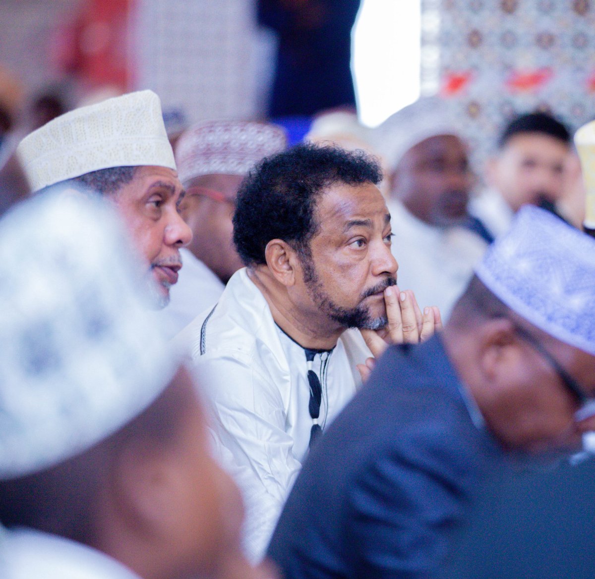 pichadunia's tweet photo. Viongozi mbalimbali akiwemo Waziri wa Maliasili na Utalii, Mohamed Mchengerwa, Naibu Waziri wa Fedha Hamad Chande, Mbunge wa Kinondoni Abbas Tarimba, Balozi wa Comoro nchini, Ahamada Mohamed, wakiwa kwenye Baraza la Eid katika Msikiti wa Mohammed VI Kinondoni.

📸 na @pichadunia https://t.co/CqCRIS3ww3