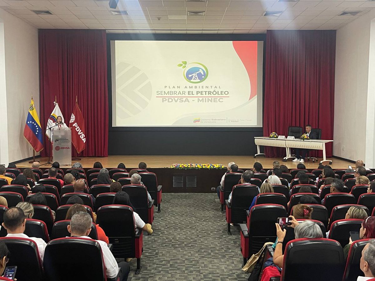 PDVSA's tweet image. #EsNoticia | 📍En las instalaciones de PDVSA la campiña, se dió inicio a la Jornada ambiental #PDVSA - #MINEC con el objetivo de impulsar un desarrollo petrolero ambiental sustentable. 

@TellecheaRuiz 
@NicolasMaduro #PDVSASembrarElPetróleo