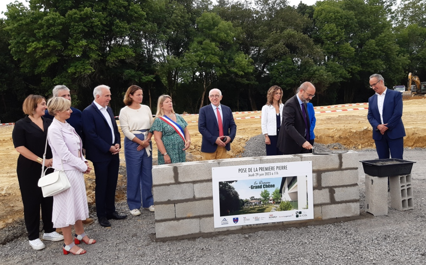 BdT_NAquitaine's tweet image. 🏗️1ère pierre du Domaime Grand chêne à #Urt #PyrénéesAtlantiques
Habitat inclusif : 
☑️10 logts en maison partagée🏡
☑️10 logts locatifs sociaux
☑️17 logts en accession
#LeCol @Prefet64 @CommunautePB
@BdT_NAquitaine contribue au financement de ce beau projet  #PLUS #PLAI #Gaia😊