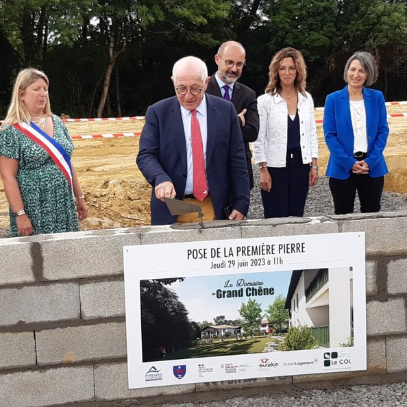 BdT_NAquitaine's tweet image. 🏗️1ère pierre du Domaime Grand chêne à #Urt #PyrénéesAtlantiques
Habitat inclusif : 
☑️10 logts en maison partagée🏡
☑️10 logts locatifs sociaux
☑️17 logts en accession
#LeCol @Prefet64 @CommunautePB
@BdT_NAquitaine contribue au financement de ce beau projet  #PLUS #PLAI #Gaia😊