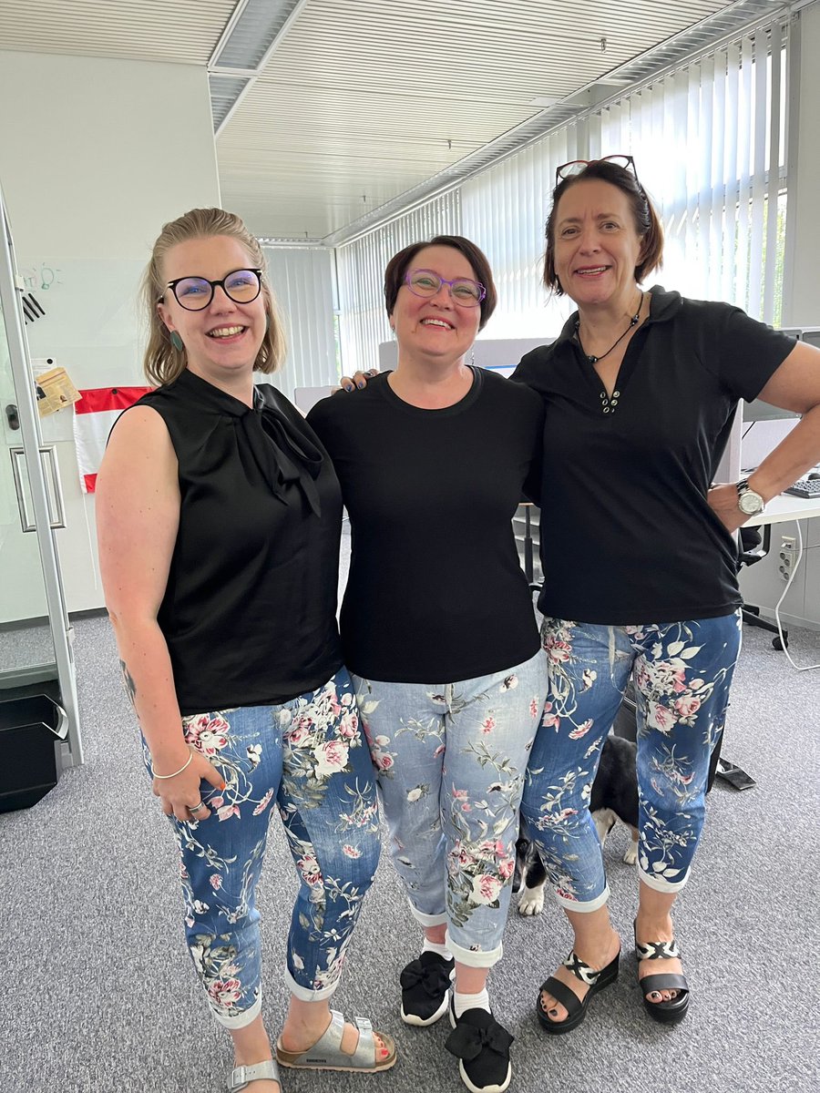 Meillä on yhteinen työhuone ja sama tyyli  @susissakainen ja <a href="/ArjaKujala/">Arja Kujala</a> kanssa. (Eräässä paikallisessa kaupassa oli ale).
Työasut kohdillaan, joten varo vaan pomomme <a href="/matiashilden/">Matias Hilden</a>.  Ruusukuosi sopii varmaan siullekin.😊 Huonekaveruus velvoittaa.