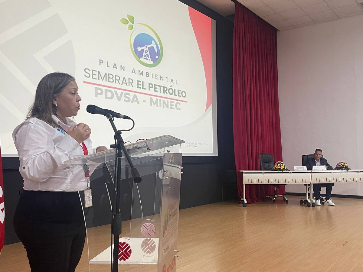 PDVSA's tweet image. #EsNoticia || Delhy  Echevarreneta, Directora Ejecutiva de SIHO, explicó durante la apertura de la Jornada ambiental #PDVSA - #MINEC la importancia de preservar y cuidar el ambiente.  

@TellecheaRuiz 
@NicolasMaduro #PDVSASembrarElPetróleo