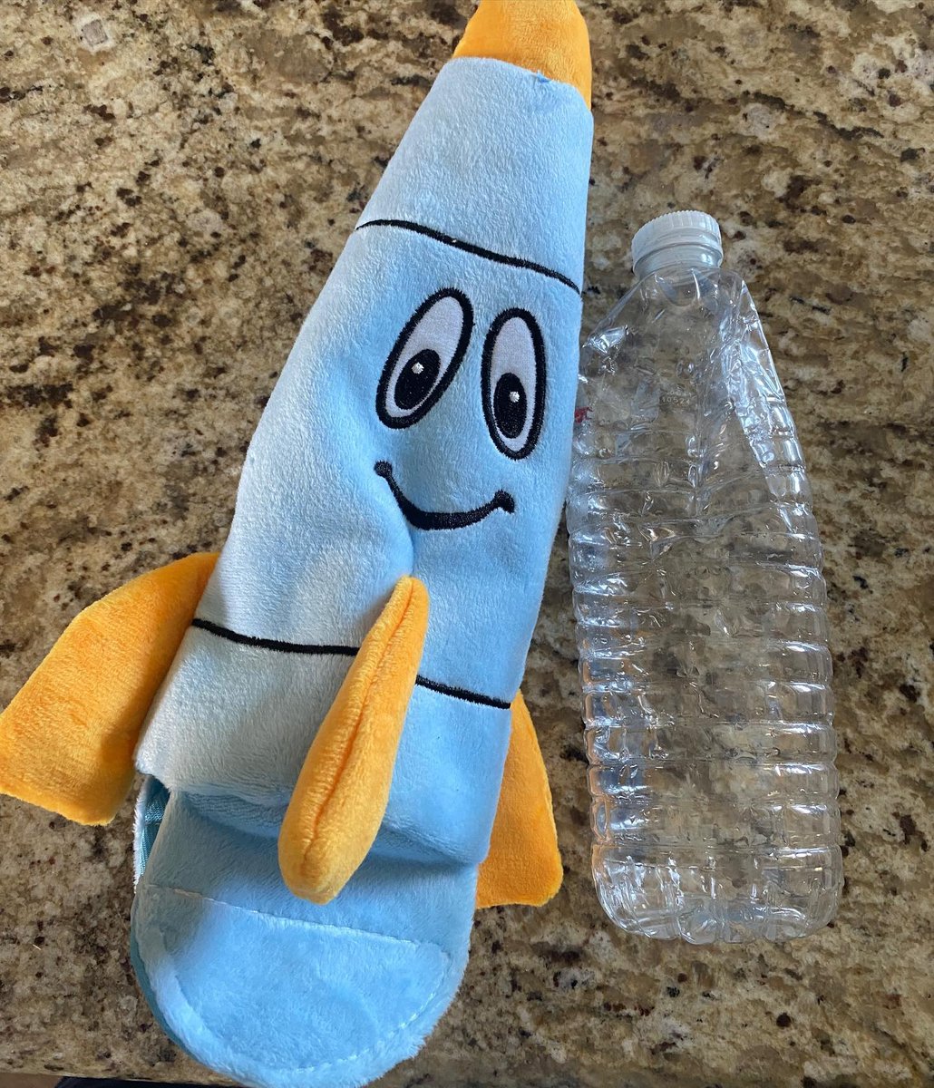 ogsnugglepuppy's tweet photo. Need some peace and quiet after a long workday? Tender-Tuffs Rocco Rocket is a squeaker-free dog toy! 💙⁠
⁠
Fill Rocco Rocket with an empty plastic water bottle to make it a crinkle dog toy that'll keep your pup busy for hours!  🚀⁠
⁠
📷 @doodlejedi ⁠
⁠
#doggo #dogmom https://t.co/SbqJTRmgTq