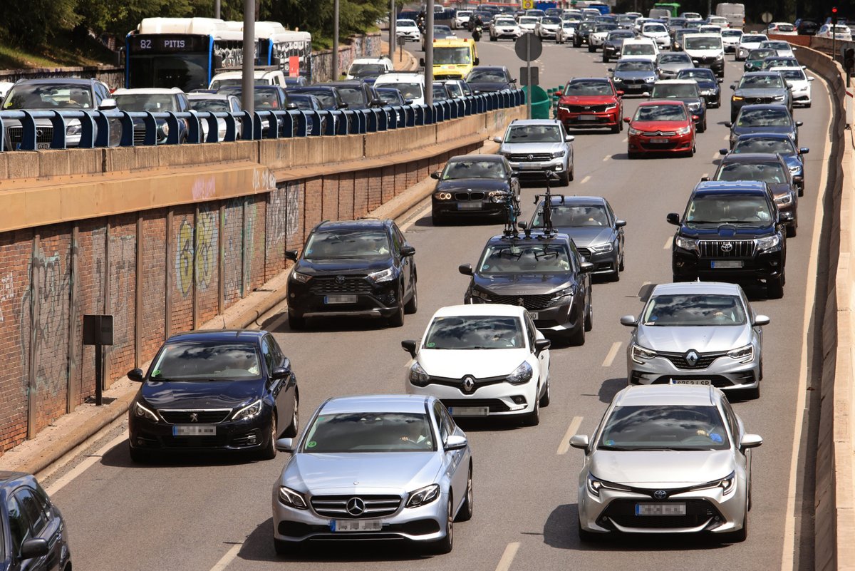 telemadrid's tweet photo. 800.000 madrileños saldrán de Madrid este fin de semana en la primera Operación Salida del verano

https://t.co/VDBaBXiW6W https://t.co/gpduTRO4g1