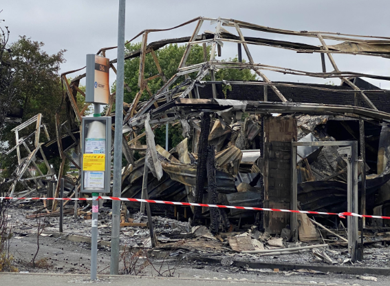 🇫🇷 Laval (53) : 50 000 habitants. Le Mac Donald du quartier de Saint-Nicolas a été incendié la nuit dernière. Tout est détruit. 40 personnes au chômage ce matin. De nombreux lavallois, consternés, viennent constater les dégâts. L'odeur prend aux tripes, le silence est pesant.