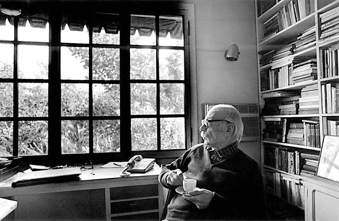Ernesto Sabato bebiendo café en su estudio.