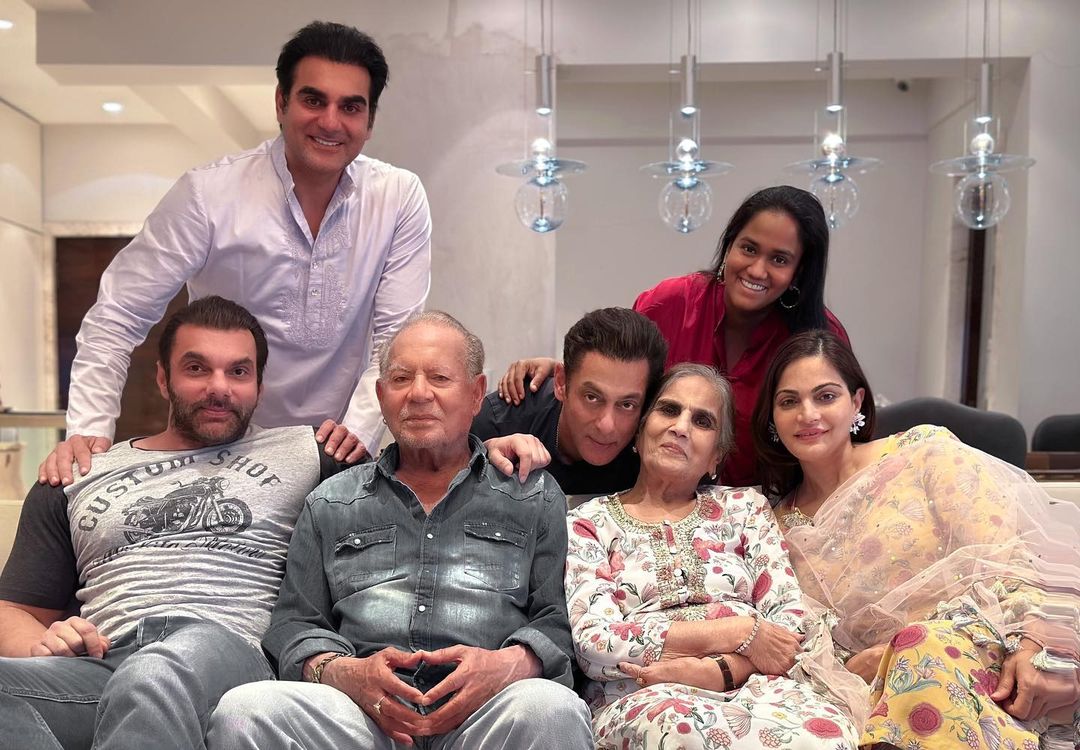 Salman Khan shares a family pic wishing his fans Eid Ul Adha Mubarak.

@BeingSalmanKhan

#SalmanKhan #EidUlAdhaMubarak #ArpitaKhan #ArbaazKhan #SohailKhan #ETimes