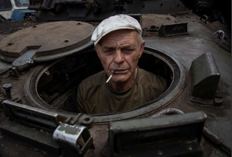 This is Ihor. He is 66. He serves in the #UAarmy. 
You might think he is just having a smoke. But you would be wrong. Ihor is having a smoke while repairing a russian trophy IFV.

📷Oleksandr Ratushniak/ Reuters