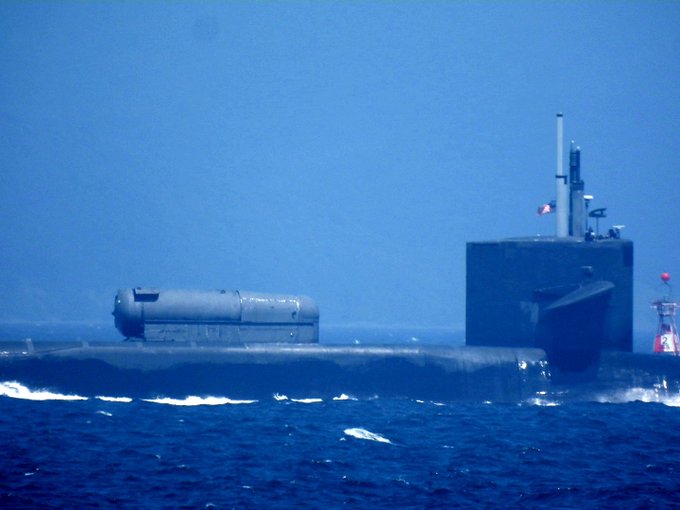 直営店 アメリカ海軍 原子力潜水艦 ミシガン USS SSGN 727