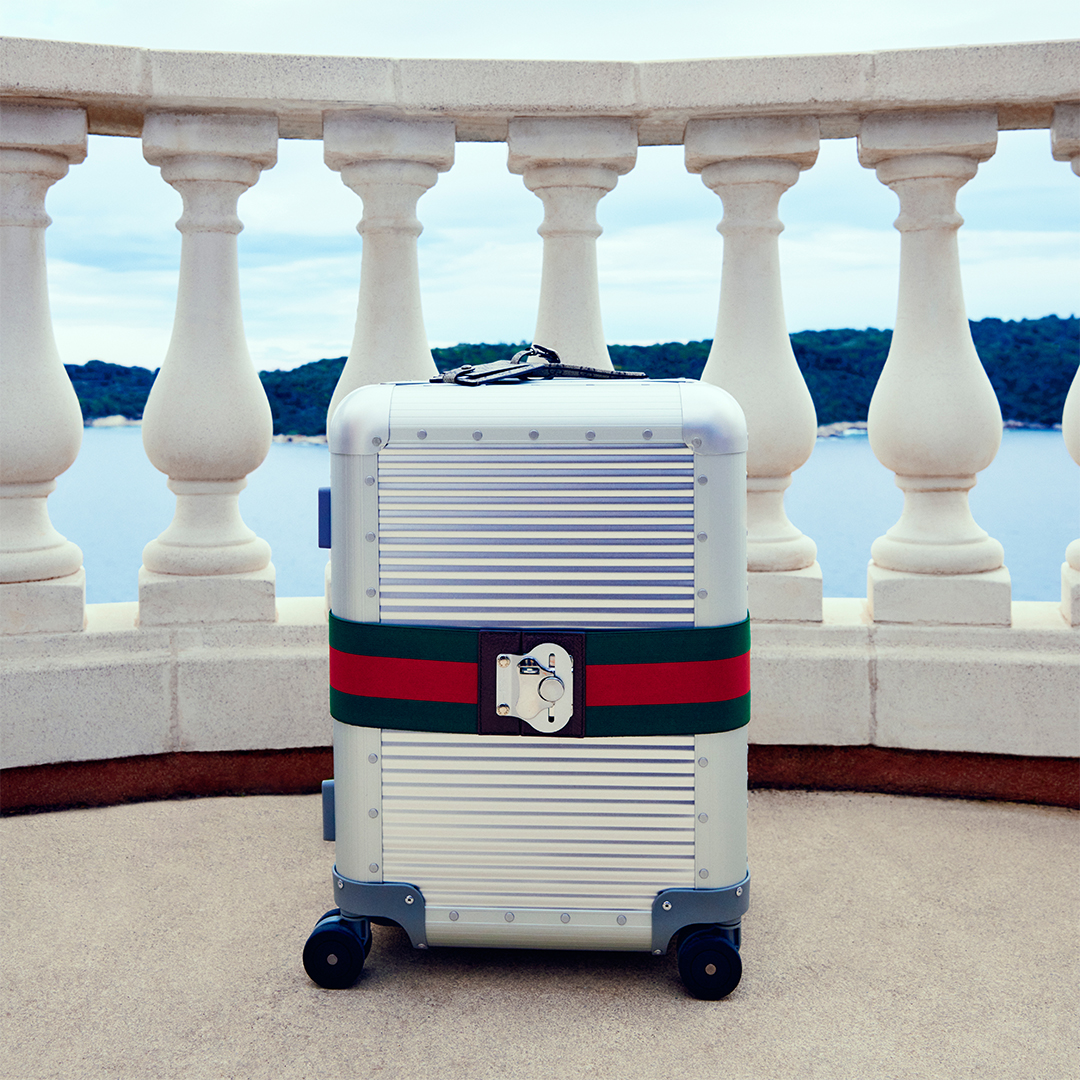 For the new episode of #AHerosJourney, @janniksin carries copies of his imagined autobiography in a #GucciPorter trolley created in collaboration with #FPMMilano. #JannikSinner #GucciValigeria on.gucci.com/AHeroJourney3_