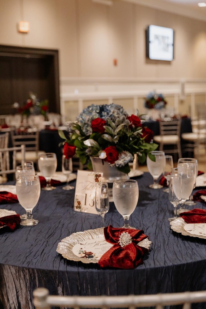 Perfection! 😍😍 @yourtaylormadeevent designed a red and blue tablescape perfectly! Such a beautiful wedding. #perfect #wedding #weddinginspiration #centralflorida #floridaweddingvenue #ocoeelakeshorecenter