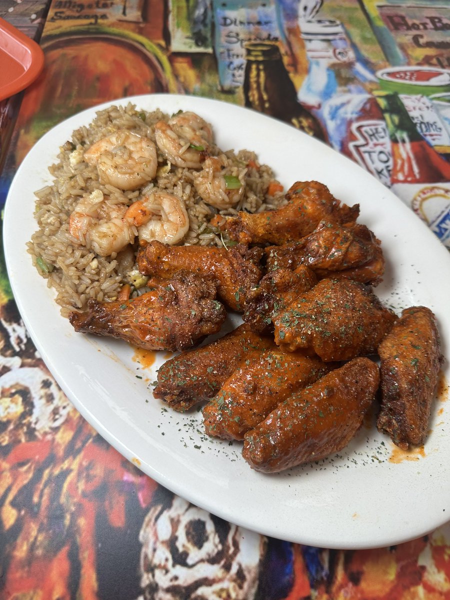 EricEatsHTX's tweet photo. Orange Lee’s Poboys  &amp; Wings 
📍11308 Huffmeister Rd, Houston, Tx
IG: OrangeLeePoboys_Wings

• Shrimp &amp; Crawfish Nachos 
• Cajun Lempn Pepper Wings w/ Shrimp Dried Rice https://t.co/hQ8A8mLyic