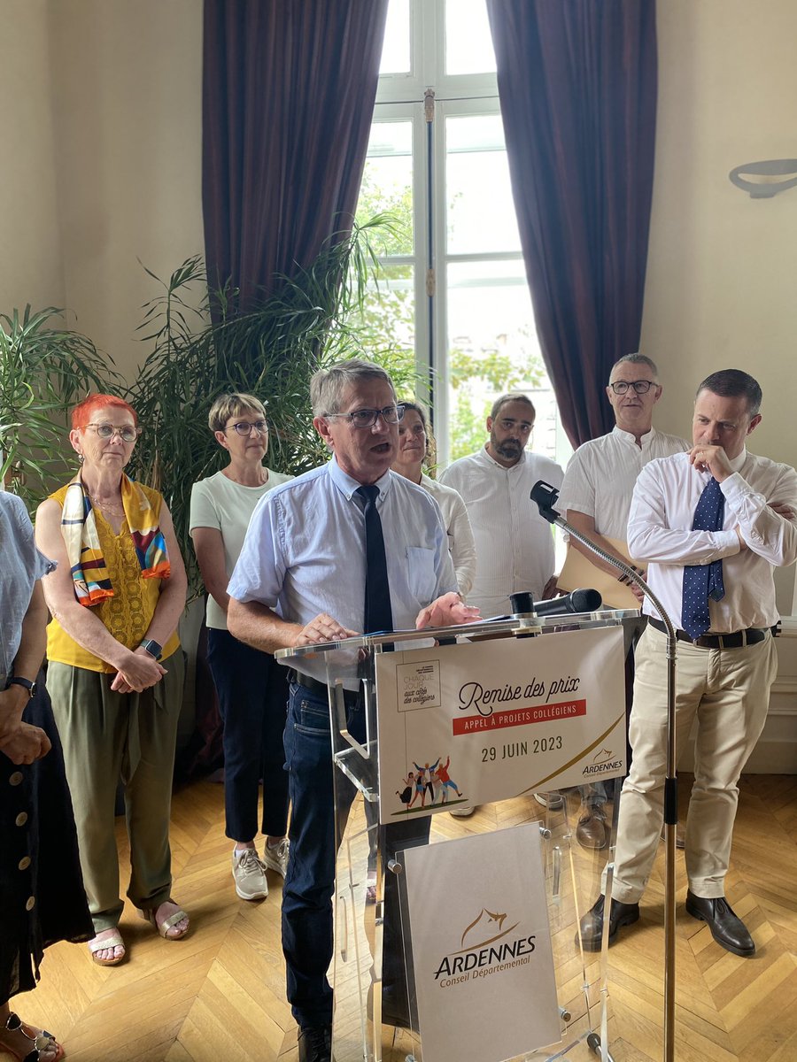 ardennescd08's tweet photo. [Remise de Prix] Ce jeudi 29 juin, Noël Bourgeois et les élus départementaux ont félicité les sept établissements participants à l’appel à projets collégiens 2022-2023 : « Les lauréats sont : Marie-Hélène Cardot à #Douzy et le multisite #SignylePetit-Liart. Bravo à eux ! » https://t.co/YXeFuE17jp