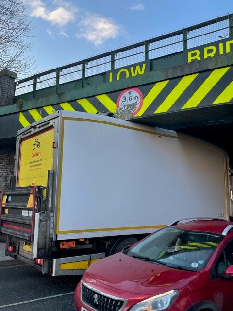 MPSRTPC's tweet image. Bridge Strikes make up some of the incidents that our Commercial Vehicle Unit officers attend. Two bridges in London feature in the top 10 which is an accolade not to be celebrated. It is included in our #ToolboxTalks that we deliver to drivers (1/3)