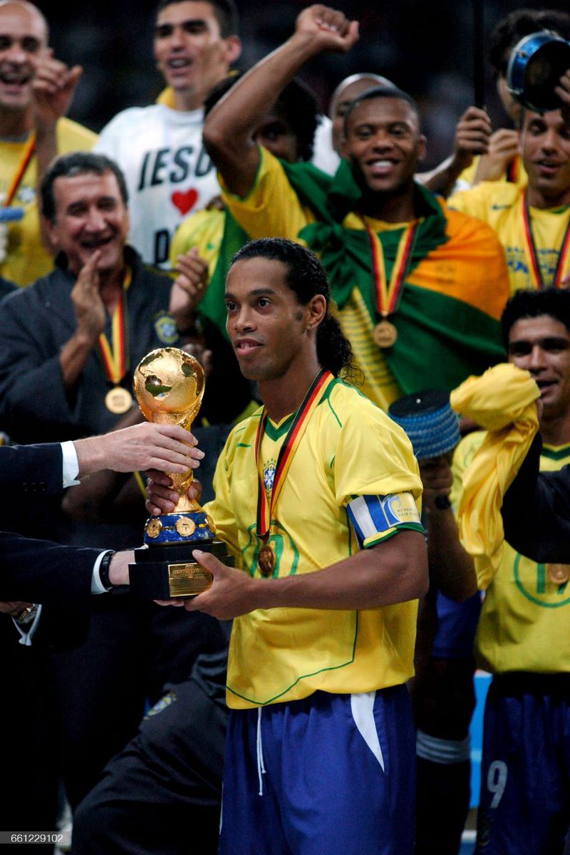 10Ronaldinho's tweet photo. Uma das maiores honras da minha vida, levantar um troféu como capitão da nossa seleção!!
Copa das Confederações 2005 🏆🇧🇷 https://t.co/5fHXzVQmtN