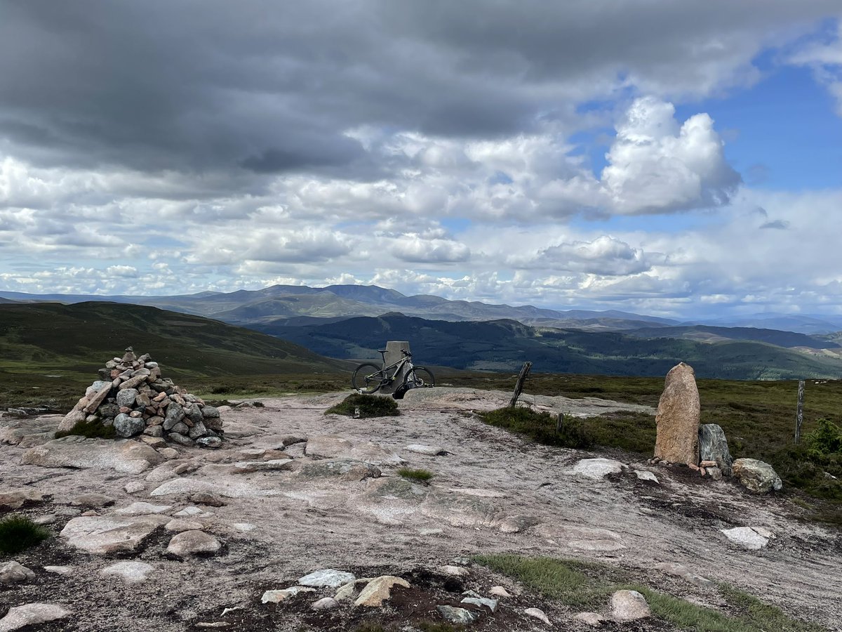 Surprisingly for an incompetent Aberdonian mountain biker, 1st time down #HeartbreakRidge #Pannanich #Ballater 😳 Glad no one about to see my ineptitude 🤣
Great to bump into Gillian & Ronnie out with @hillgoers #DofE groups 👍🏻🤗 Well done all #SilverAward participants 👏🏻