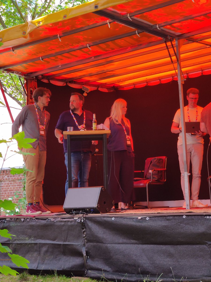 netscripter's tweet image. Und jetzt auf der Bühne: Christoph, du bist doch der von GIGA Real, @favorieth. 🤓 (2. v.l.)

#MACHN23