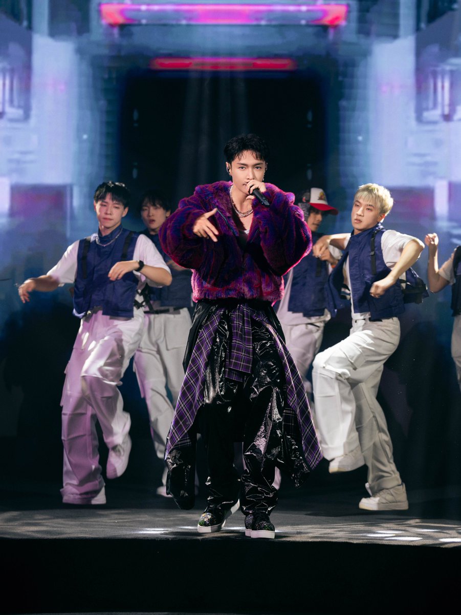 lay_studio's tweet photo. Thanks to GQ China for awarding @layzhang the GQ Creative Pioneer Award! Honor ❤️ Presenting the completely reimagined version of Veil.JPG https://t.co/HvkuLFPTU8