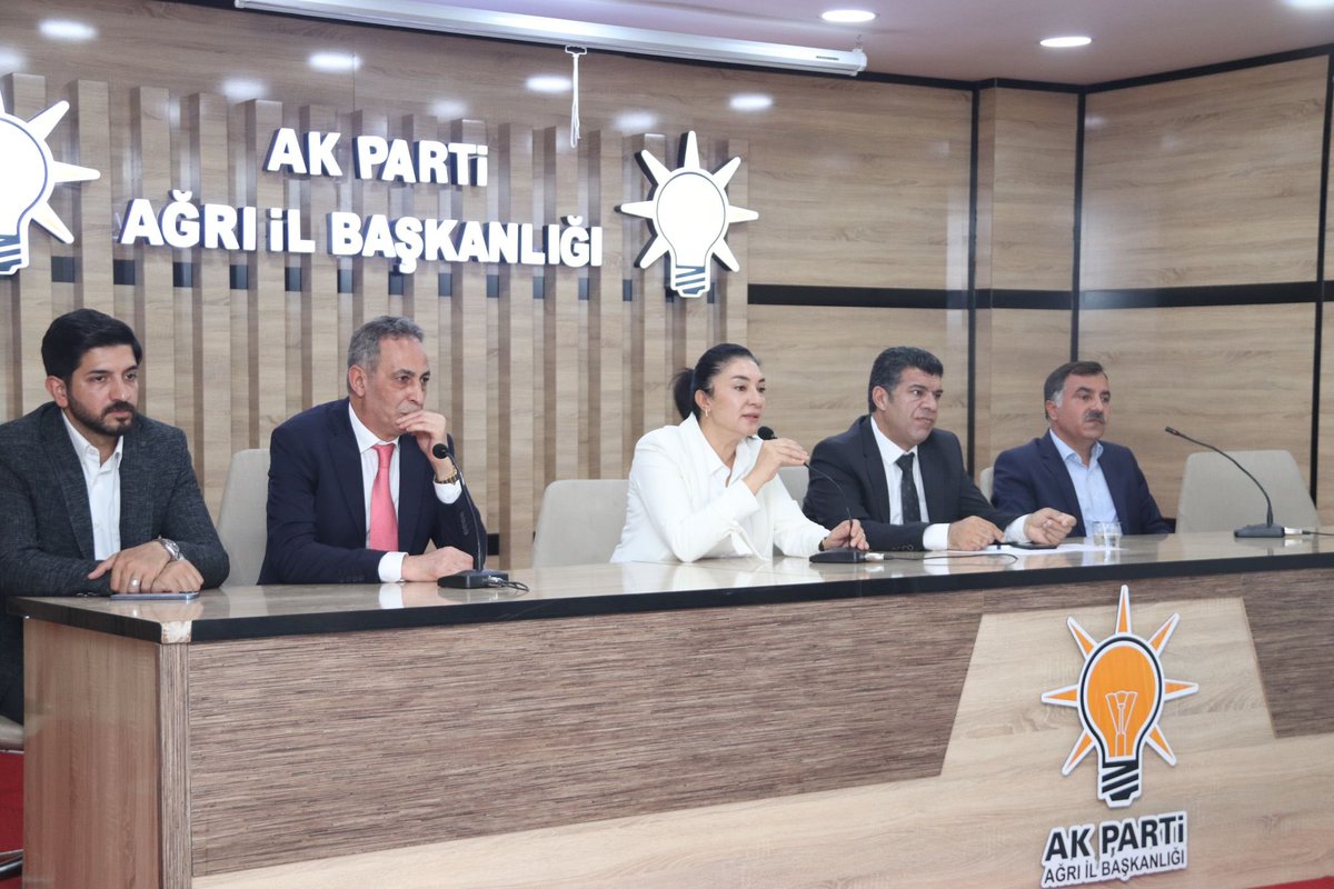 H_ibrahimselcuk's tweet photo. İl başkanımız @Orhangungor04 Milletvekilimiz  @Ruken_Kilerci Genel Merkez Disiplin kurulu üyemiz @AvAbbasAydin İl belediye Başkanımız @metinkrdogan04 katılımlarıyla ve teşkilatımızın değerli mensupları ile bayramlaştık.

Hayırlı bayramlar dilerim. https://t.co/fCOTM7ksur